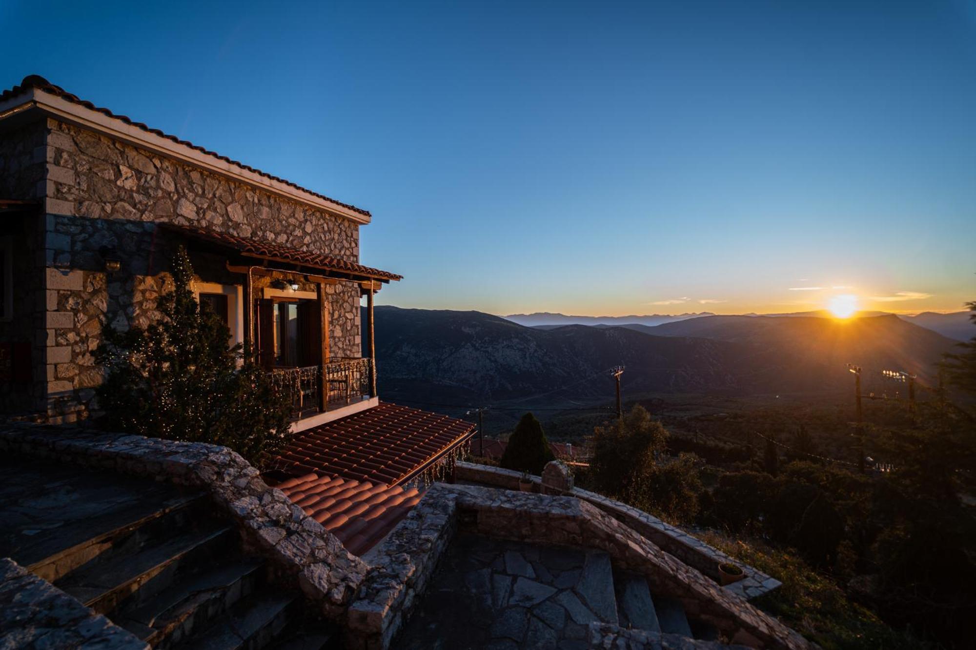 Rock Dandy Deluxe Chalet In Arachova - Delphi, Sauna, Prv Parking, Amazing View Екстер'єр фото